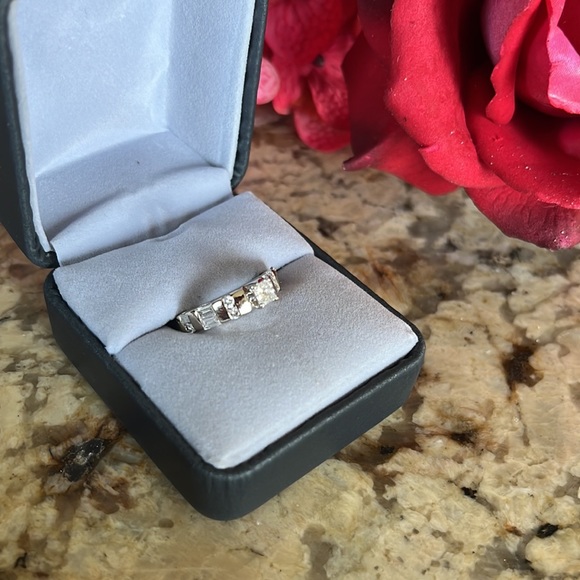 Princess cut. Diamond. Engagement Ring - Picture 9 of 16